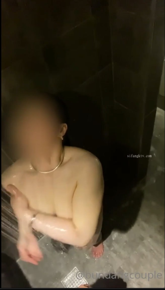 搞足疗少妇 全套服务舔背口交 脱掉制服掰穴揉搓 近距离特写张开双腿 进出抽插大屁股